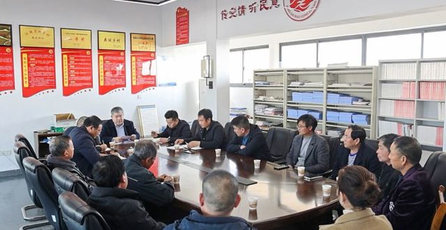 胡晓明到联点村走访调研