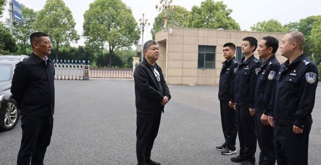 胡晓明督导检查“五一”假期值班值守工作